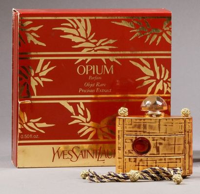 null Yves Saint Laurent - "Opium" - (1977)

Coffret luxe contenant le flacon "Inro"...
