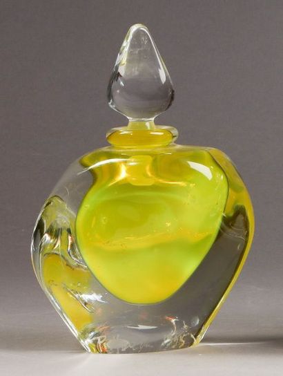 null Travail Français - (1995)

Flacon à parfum en verre soufflé moulé doublé incolore...