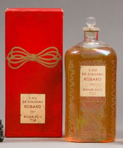 null Bourjois - "eau de cologne Kobako" - (1936)

Présenté dans son coffret rectangulaire...