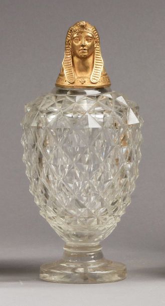 null Travail Français - (époque Napoléon III)

Flacon à parfum en cristal massif...