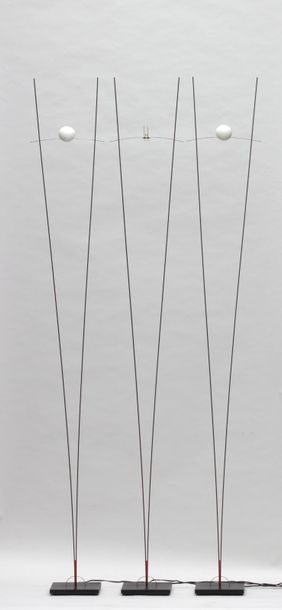 null Ingo MAURER ( Né en 1932)

Suite de trois lampadaires modèle " Illios". Haut....