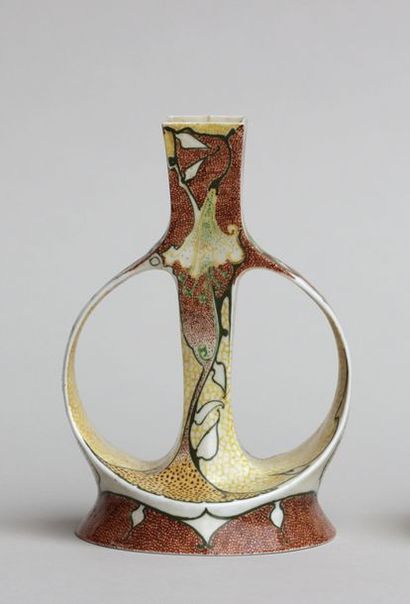 null ROSENBURG 

Petit vase en porcelaine coquille d'oeuf de forme Art Nouveau à...