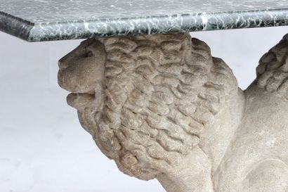 null Sculpture en taille directe sur pierre formant piedestal representant deux lions...