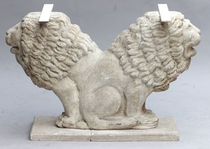 null Sculpture en taille directe sur pierre formant piedestal representant deux lions...