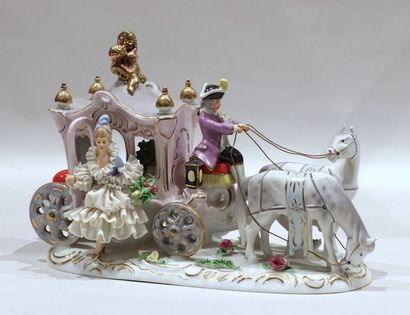 null GROUPE en porcelaine émaillée polychrome représentant un carrosse attelé à deux...