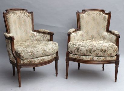 null Deux bergères, garnissage de tissu beige à décor floral, style Louis XVI