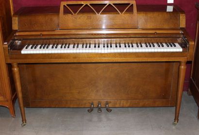 null YAMAHA
Piano droit en bois vernis, clavier à 88 touches, la caisse en bois de...