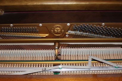 null YAMAHA
Piano droit en bois vernis, clavier à 88 touches, la caisse en bois de...