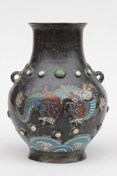 null Vase en bronze patiné et cloisonné, à motif d' un dragon et d'incrustations...