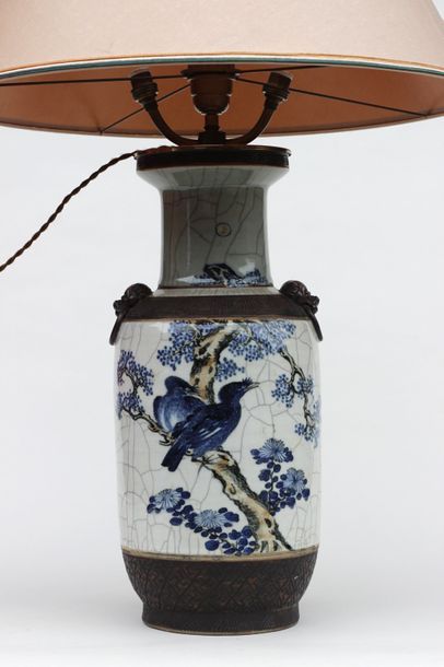 null Vase en porcelaine à décor en camieu de bleu d'oiseaux dans des branchages,...
