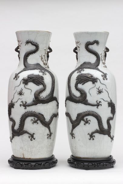 null Grande Paire de VASES en porcelaine à décor en bas relief brun sur fond émaillé...