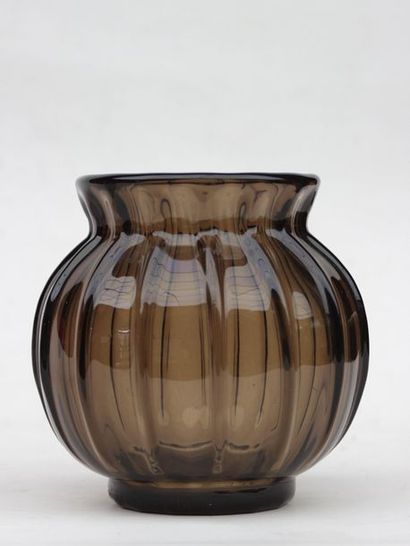 null DAUM NANCY 

Vase en cristal fumé de forme boule à décor de rainures en relief,...