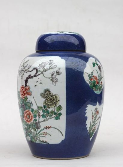 null VASE COUVERT en porcelaine à décor floral en réserves su fond bleu. Chine  Haut.:...