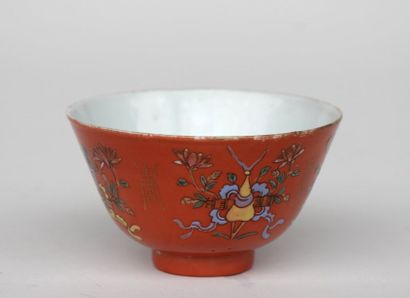 null BOL en porcelaine émaillée à motif sur fond rouge-orange de fleurs. Chine, marque...