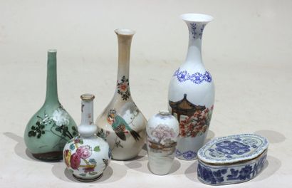 null LOT comprenant cinq petits vases en porcelaine, une boite à grillon en porcelaine,...