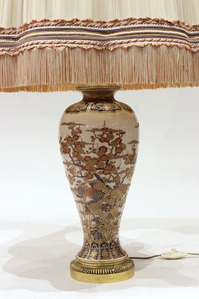 null Lampe, le pied en céramique de Satzuma au Japon à décor émaillé polychrome de...