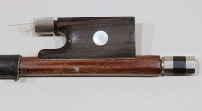 null ARCHET de violon marqué François LOTTE    Long. : 74.5 cm  Poids : 58.2 grammes...