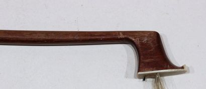 null ARCHET de violon marqué François LOTTE    Long. : 74.5 cm  Poids : 58.2 grammes...