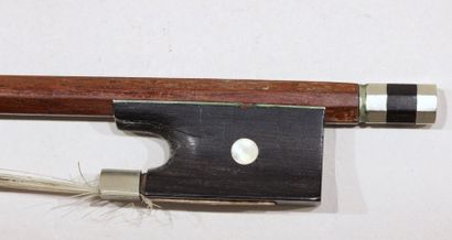 null ARCHET de violon marqué GERMANY    long. : 72.5 cm   Poids : 52.2 grammes
(plaque...