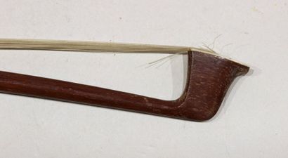 null ARCHET de violon marqué GERMANY    long. : 72.5 cm   Poids : 52.2 grammes
(plaque...