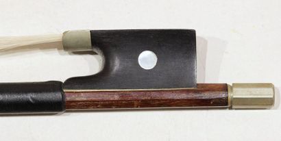 null ARCHET de violon marqué DOLPHYN  Long. : 73.  Poids : 64.3 grammes
(manque à...