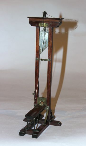 null Coupe-cigare figurant une guillotine miniature en bois, laiton et métal, travail...