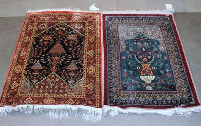 null Deux petits tapis en coton et soie l'un à motif d'un mirhab, l'autre d'un médaillon...