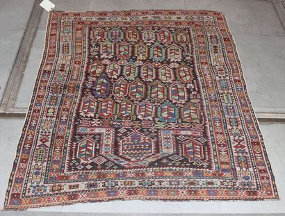 null TAPIS de prière à décor CAUCASE Daghestan de motifs géométriques. 130 x 104...