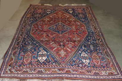 null Tapis en laine et coton à décor iranien, deuxième moitié su XXeème siècle. 250...