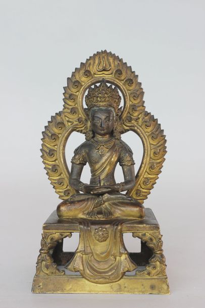 null BOUDDHA en bronze partiellement doré, assis en position de méditation devant...