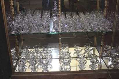 null BACCARAT 

Partie de service en cristal de 51 pièces comprenant 12 verres à...