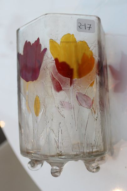 null Vase de forme hexagonal en verrerie reposant sur six pieds à décor floral polychrome...