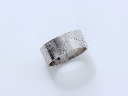 GUCCI Large anneau en or gris 750 millièmes décoré du sigle Gucci. Signé. Poids:...
