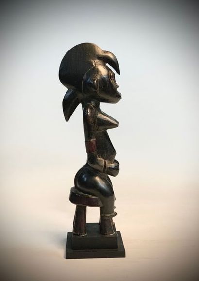 null SENOUFO, Ivory Coast. Female statuette

"tugubelé" out of hard wood with a patina,...