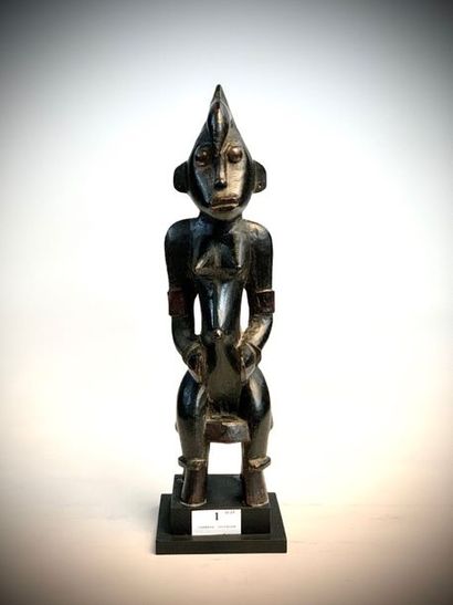 null SENOUFO, Ivory Coast. Female statuette

"tugubelé" out of hard wood with a patina,...