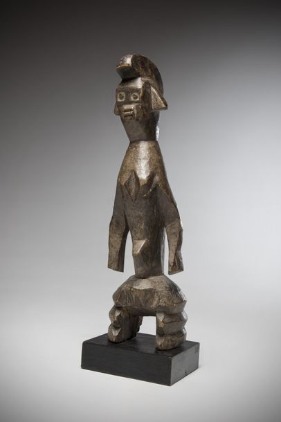 null MOUMOUYE, Nigeria. Female statue of beautiful geometrical composition flaring...