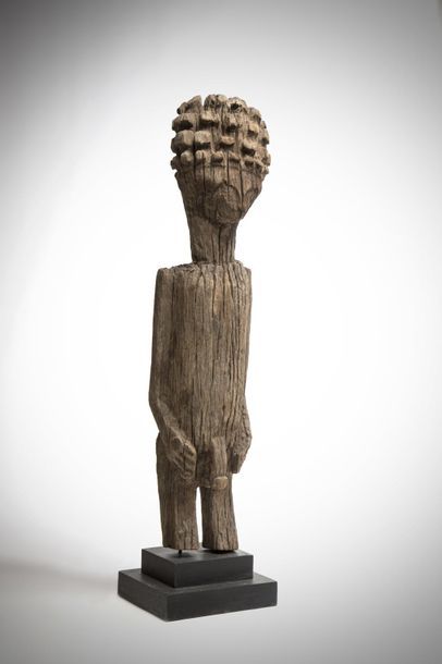 null SAKALAVE, Madagascar. Statue masculine en bois de camphrier érodé par les intempéries....