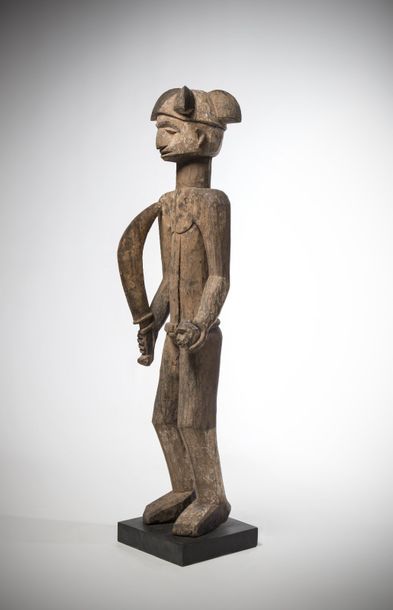 null IBO, Nigéria. Statue de type «Ikenga» tenant une machette dans la main droite...