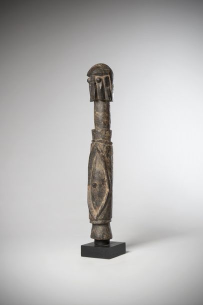 null WURKUM, Nigéria. Statue-piquet «kundul» en bois lourd dans un style allongé...
