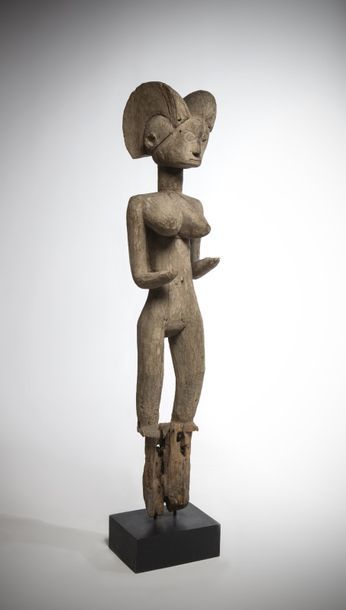 null KWERE, Tanzanie. Remarquable statue funéraire Kwéré représentant une femme les...