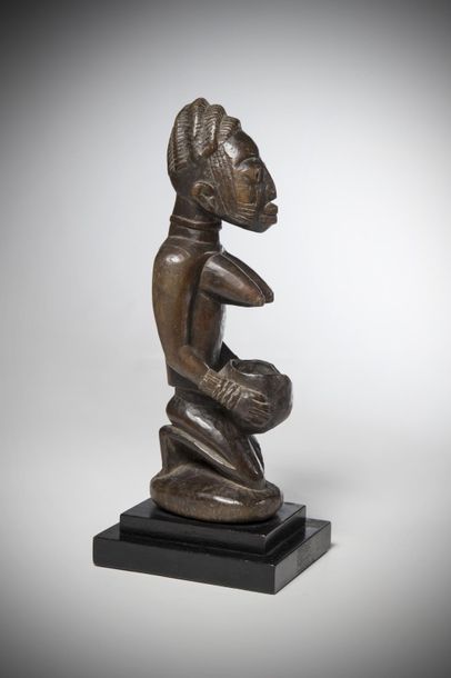 null YORUBA, Nigeria. Representation of the priestess "Agueré Ifa" in kneeling position...