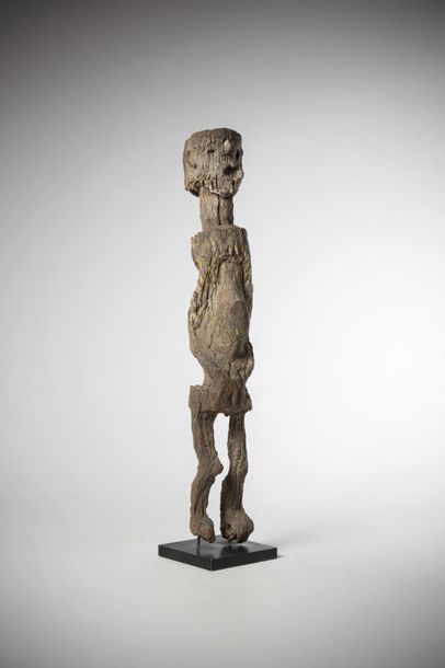 null MBOYE(?), Nigéria. Rare statue en bois lourd érodé de la région du plateau Bauchi,...