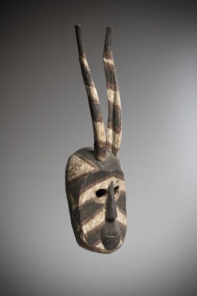 null MOSSI, Burkina Faso. Masque «Wannyaka» surmonté de cornes d’antilope. La polychromie...