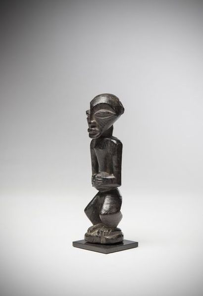 null KALEBWE/SONGE, Congo R.D.C. Statuette d’homme en bois lourd à profonde patine...