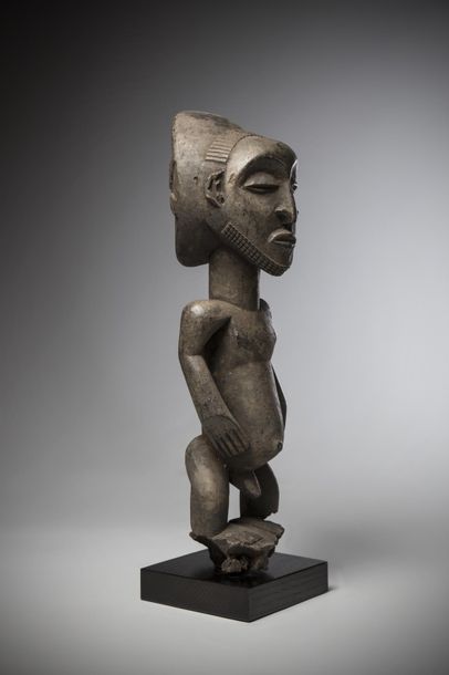null HEMBA, Congo R.D.C. Puisssante statue masculine en bois lourd à patine noire...