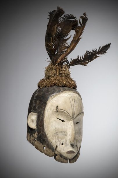 null FANG, Gabon. Ngontang" balm mask with a white face coated with kaolin. Thin,...