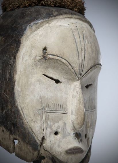 null FANG, Gabon. Ngontang" balm mask with a white face coated with kaolin. Thin,...