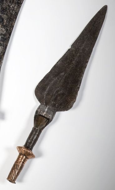 null KUSU/TETELA, Congo R.D.C. Couteau à lame de fer forgé gravée à sa base de motifs...