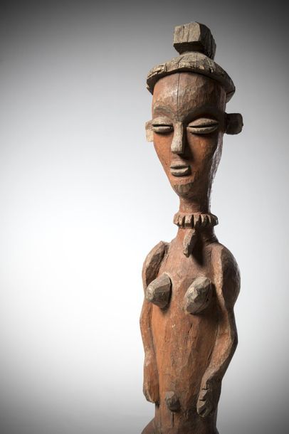 null PENDE Congo (RDC). Sculpture faîtière représentant une femme. Placée au sommet...
