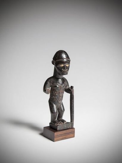 null BEMBE, République du Congo. Statuette d’ancêtre tenant un canne, le torse et...